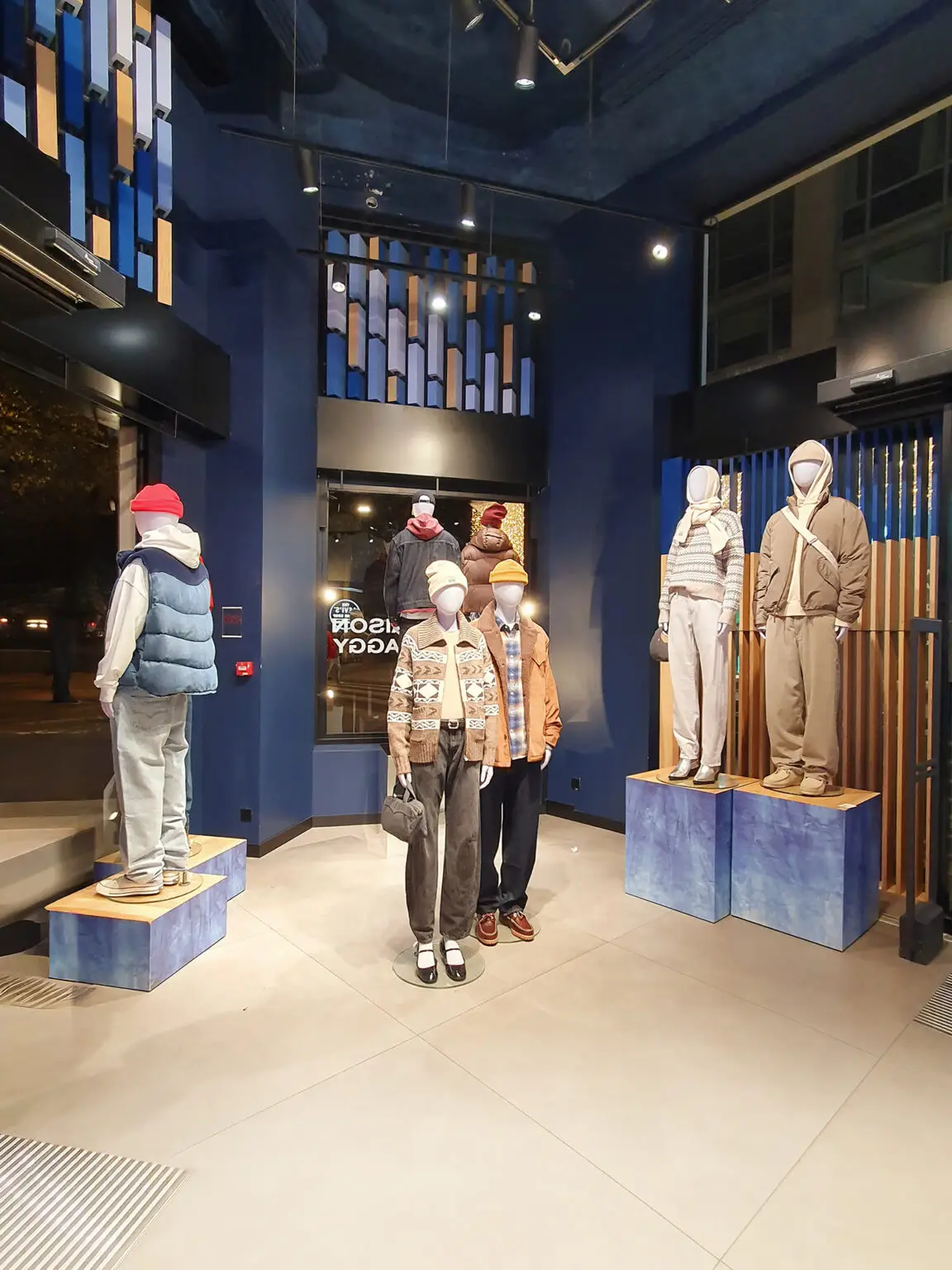 VISUAL MERCHENDISIGN : OVER 2.000 VISUAL MERCHANDISERS IN EUROPE TAKE CARE OF YOUR SPACES
